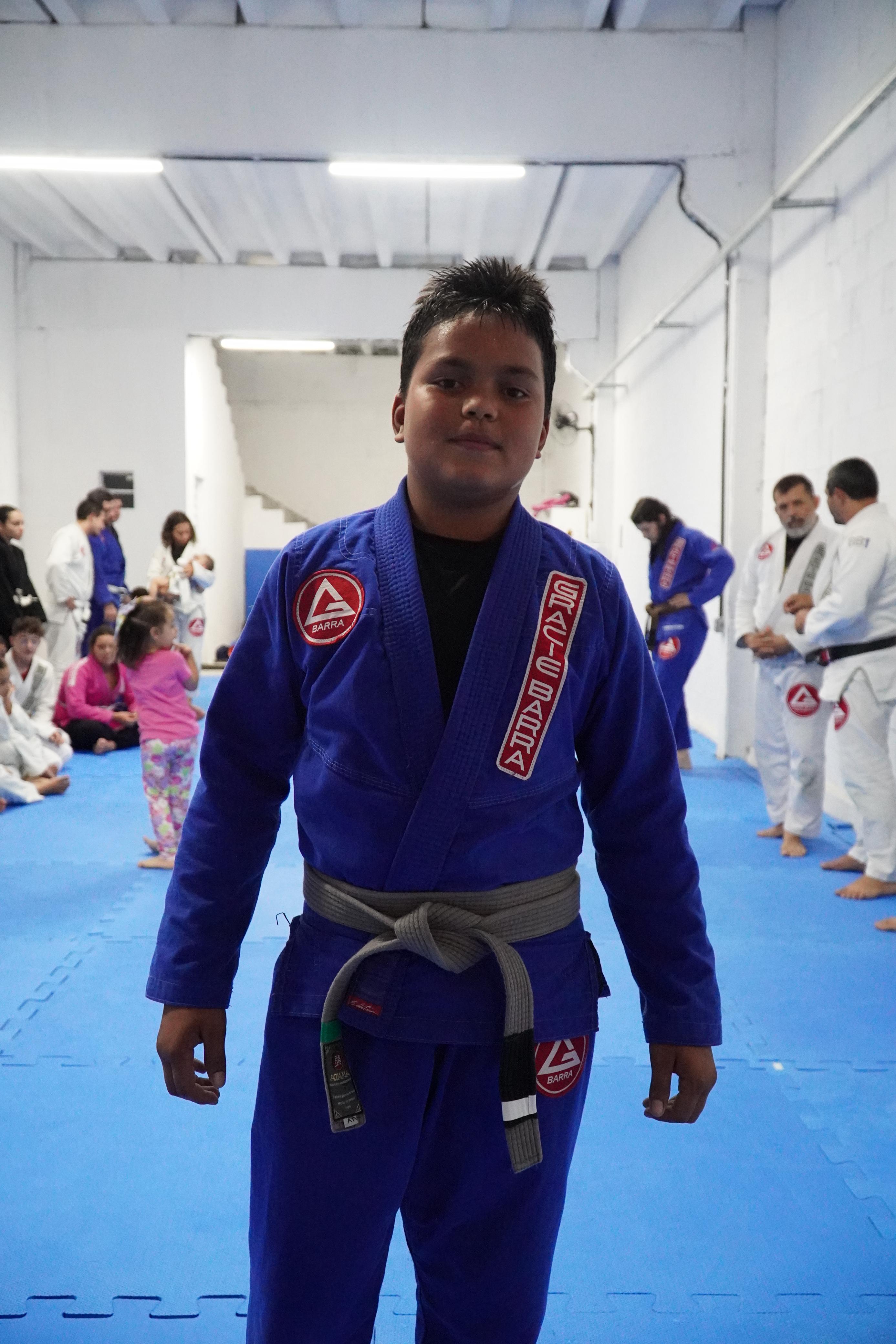 Aluno júnior em kimono azul Gracie Barra Caruaru