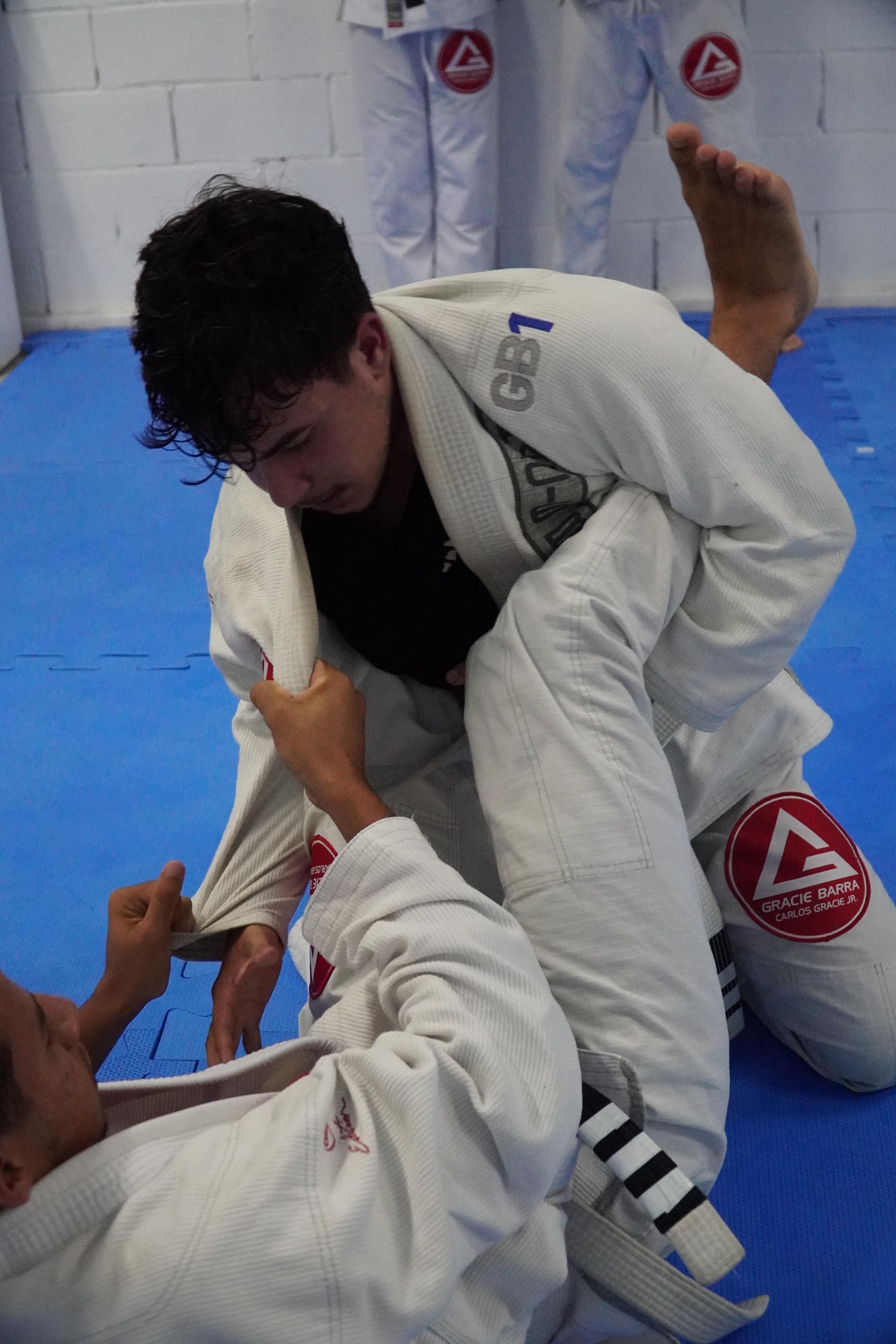 Treino de Jiu-Jitsu — aluno GB1 controlando posição no tatame