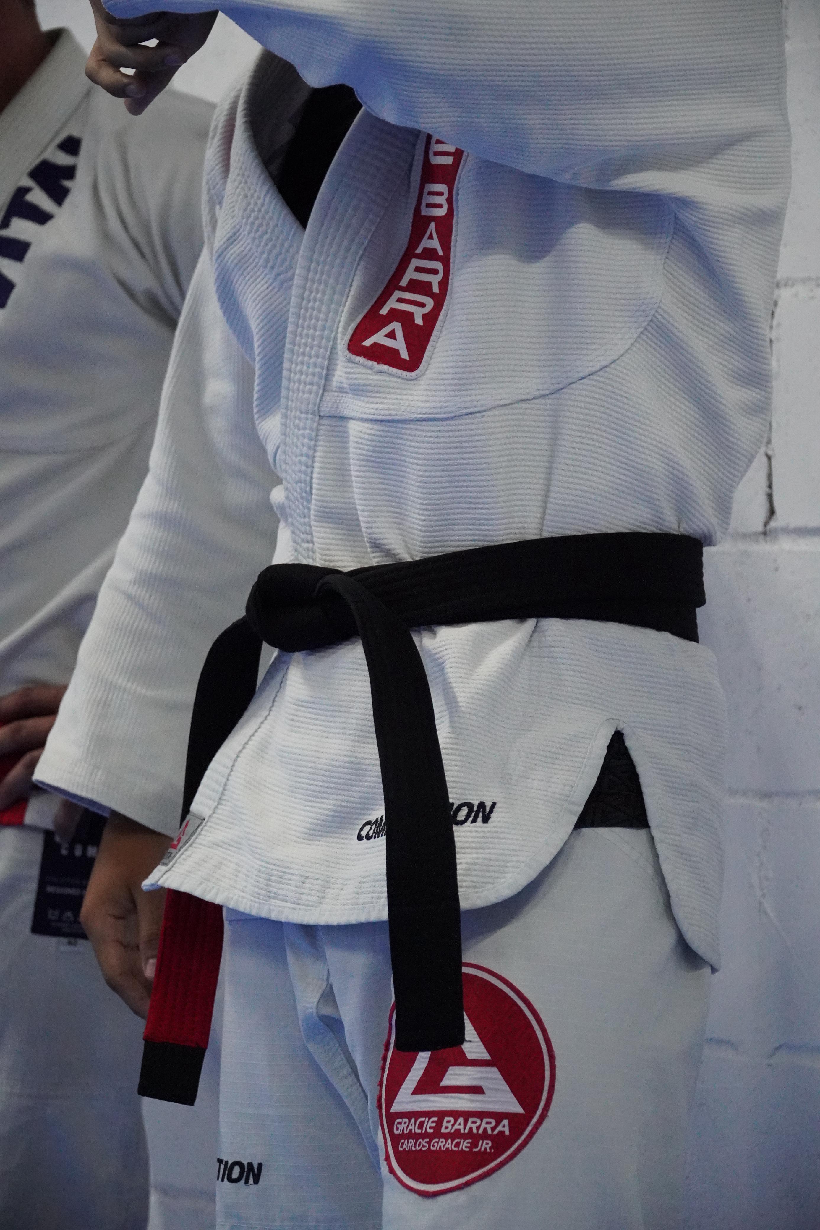 Detalhe da faixa no kimono de competição Gracie Barra