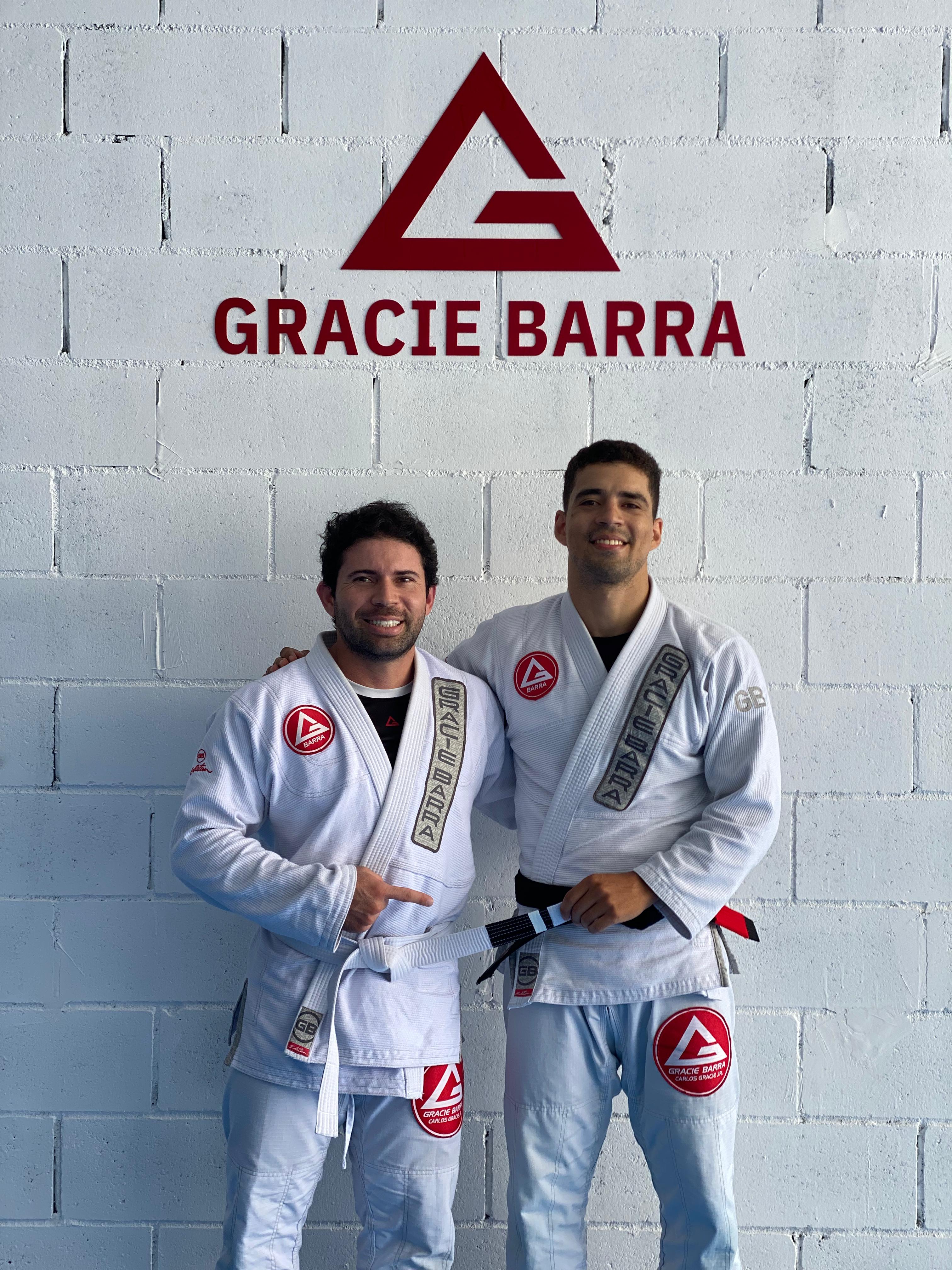 Professores da Gracie Barra Caruaru em frente ao logo