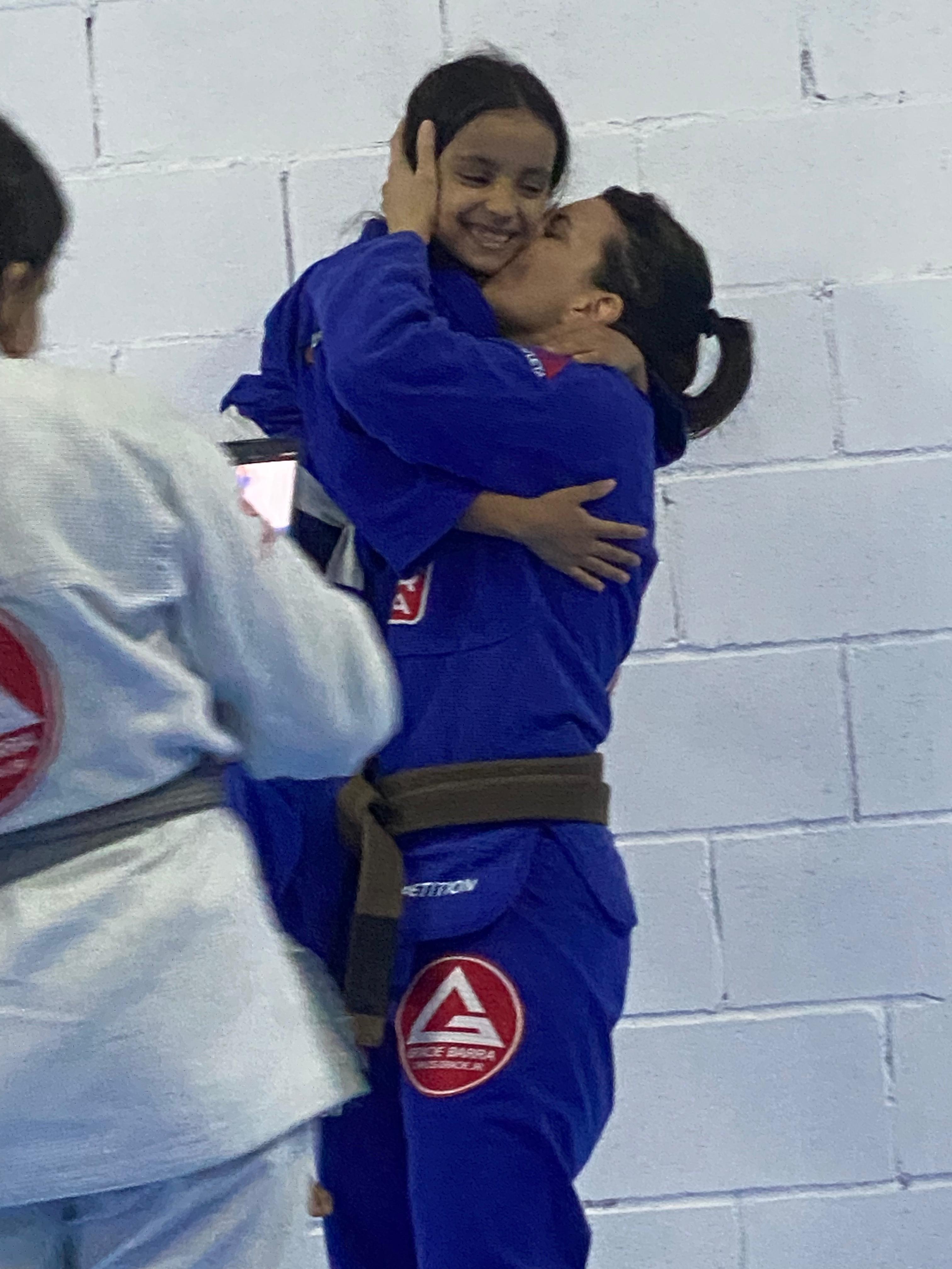 Abraço entre alunas do programa feminino GBF Caruaru