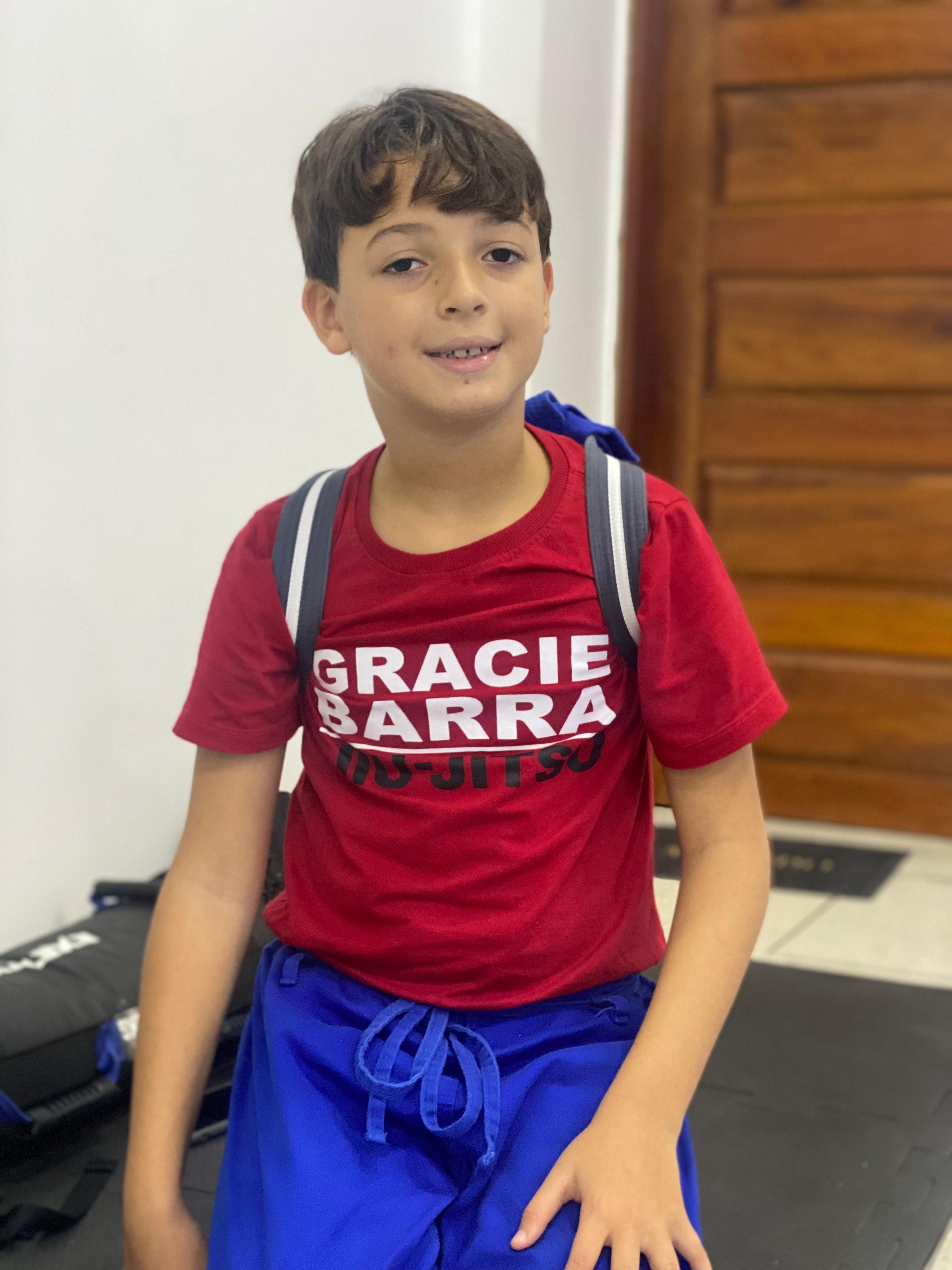 Aluno com camiseta Gracie Barra Jiu-Jitsu