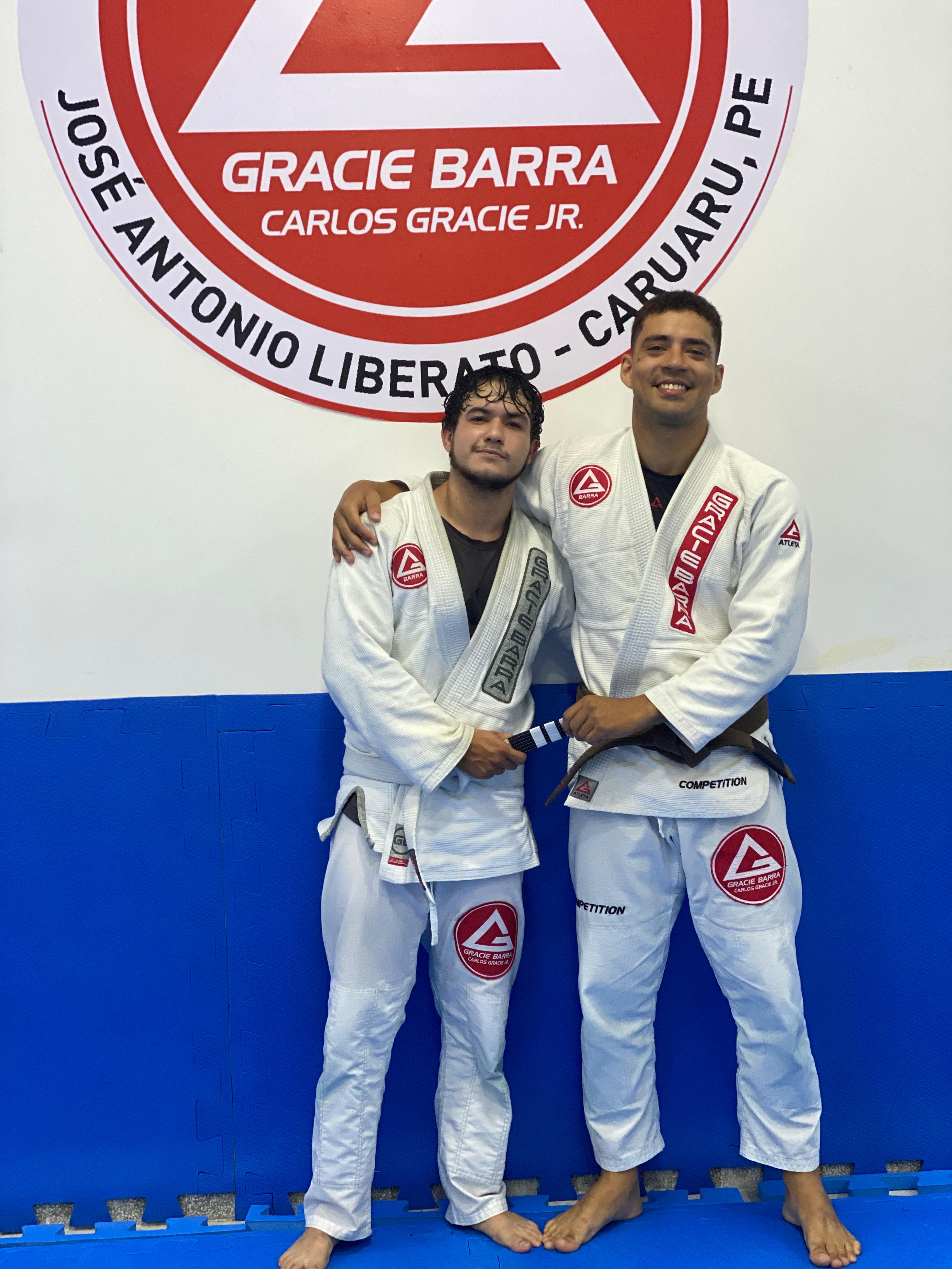 Alunos da Gracie Barra Caruaru em frente ao logo