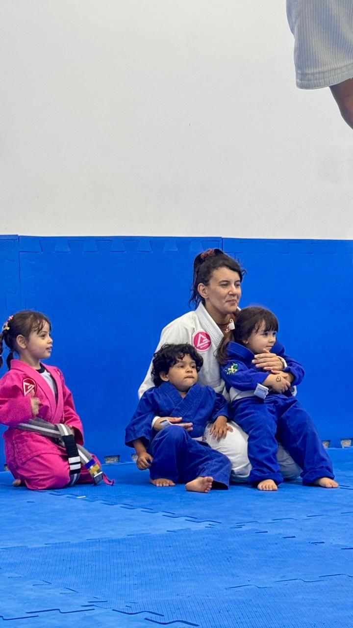 Karyne com alunas muito pequenas no tatame da Gracie Barra Caruaru