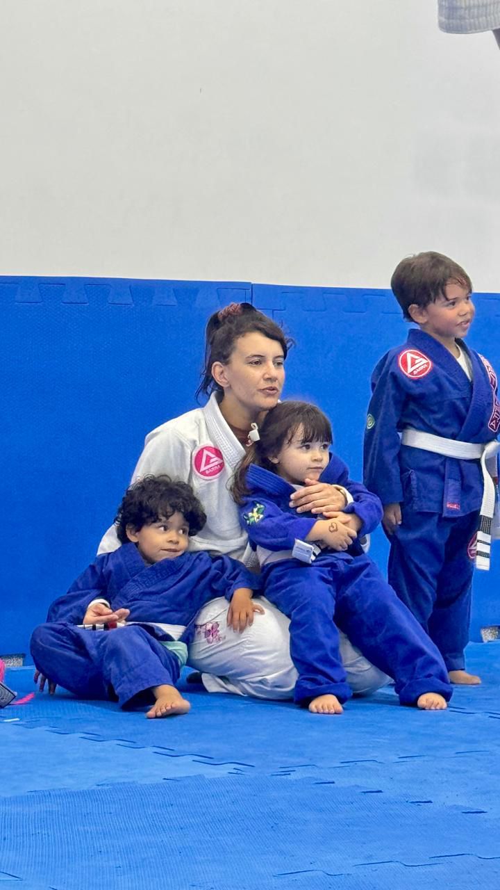 Karyne com alunas infantis no tatame da Gracie Barra Caruaru