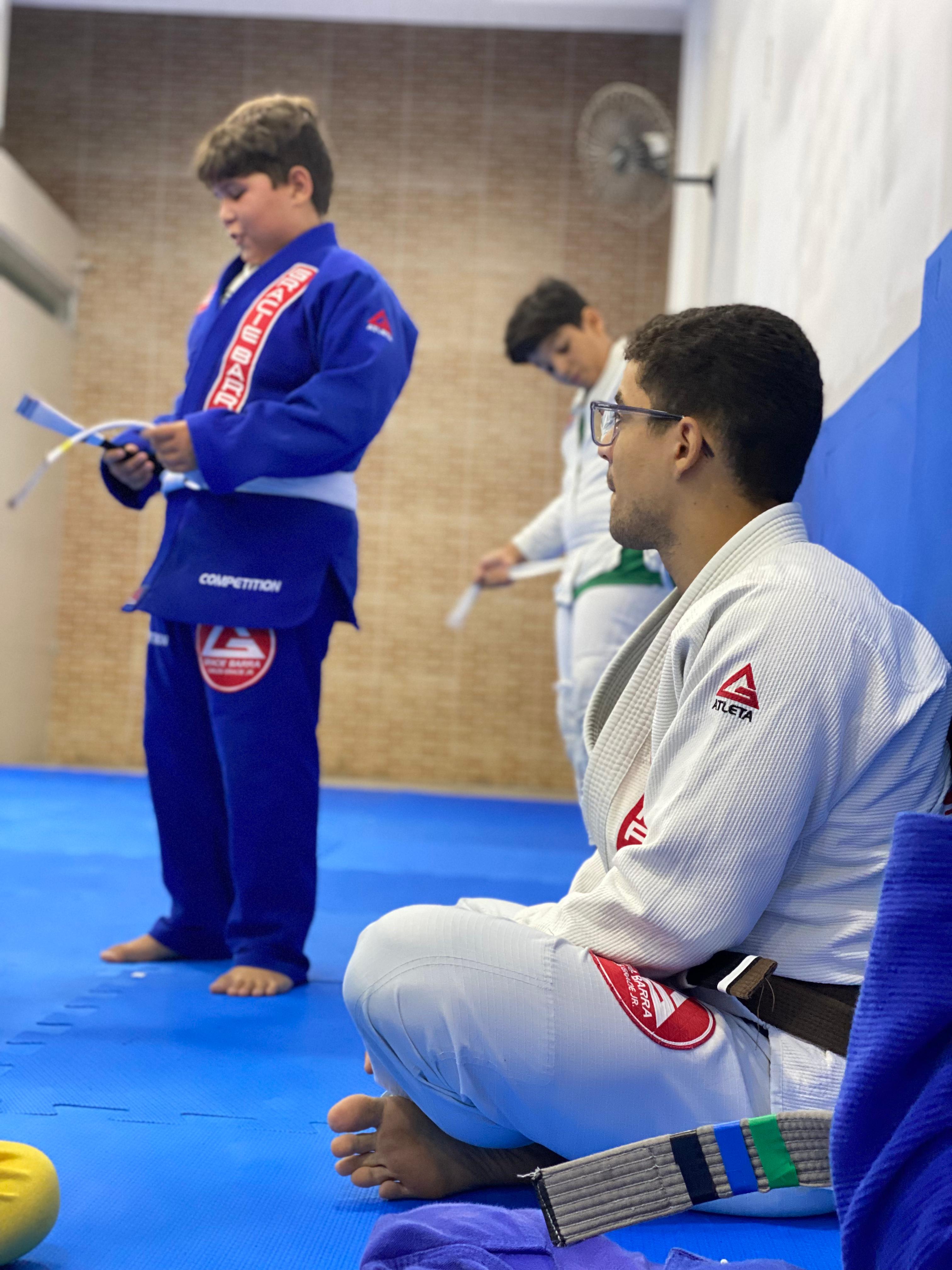 Aula infantil na Gracie Barra Caruaru — alunos e professor no tatame