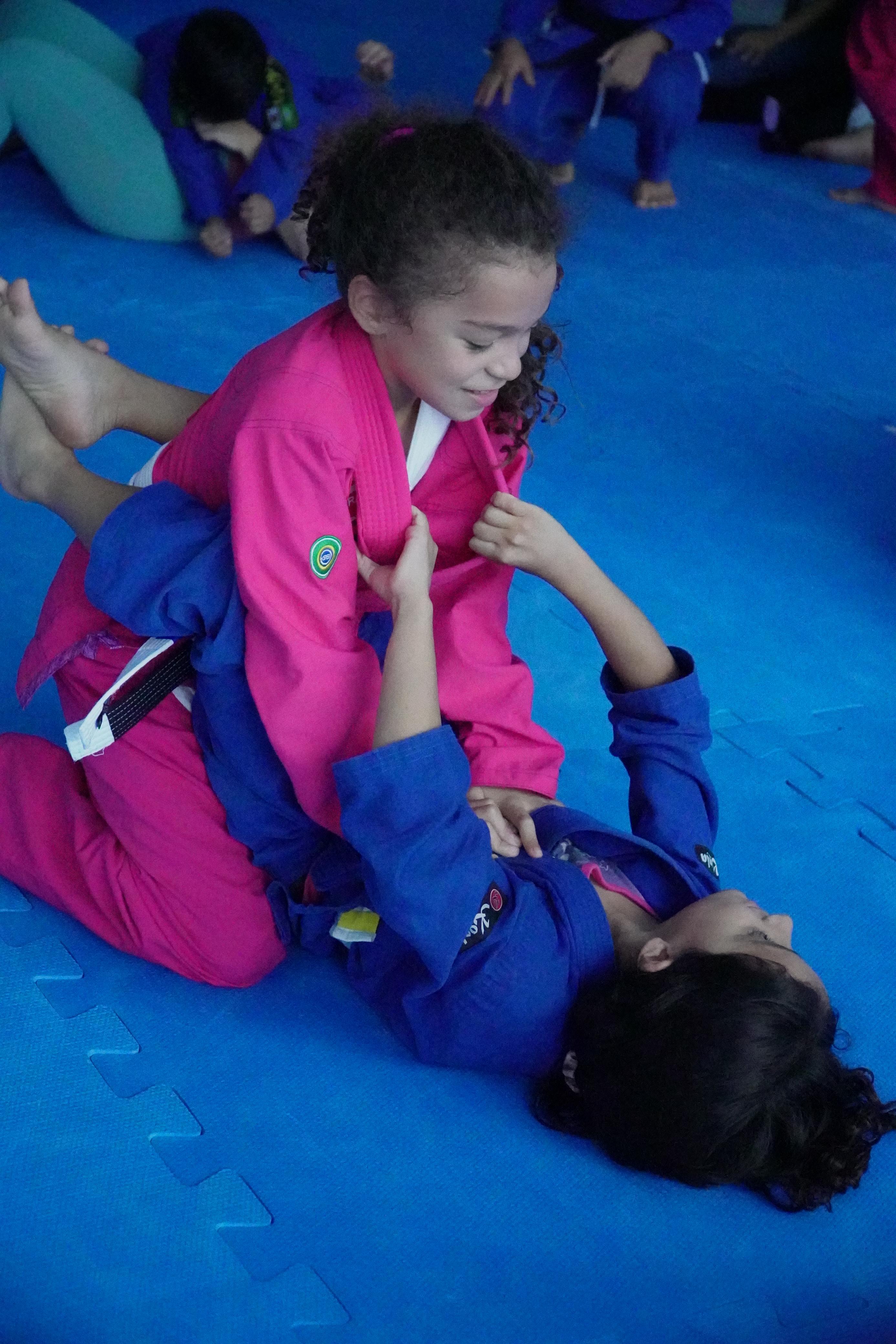 Crianças praticando jiu-jitsu na Gracie Barra Caruaru — treino dos Pequenos Campeões