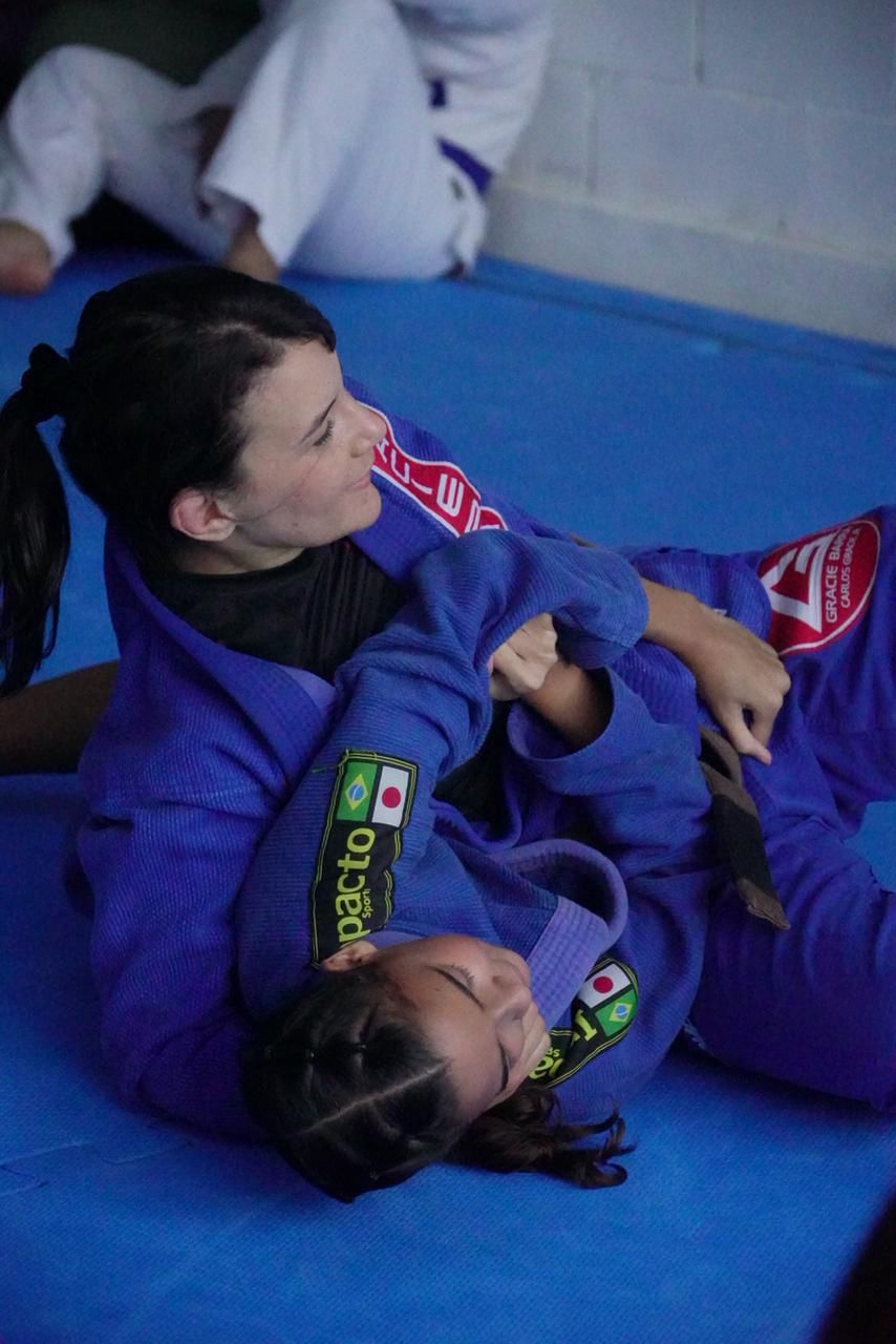 Treino da turma feminina na GB Caruaru — atleta aplica imobilização sobre colega no tatame