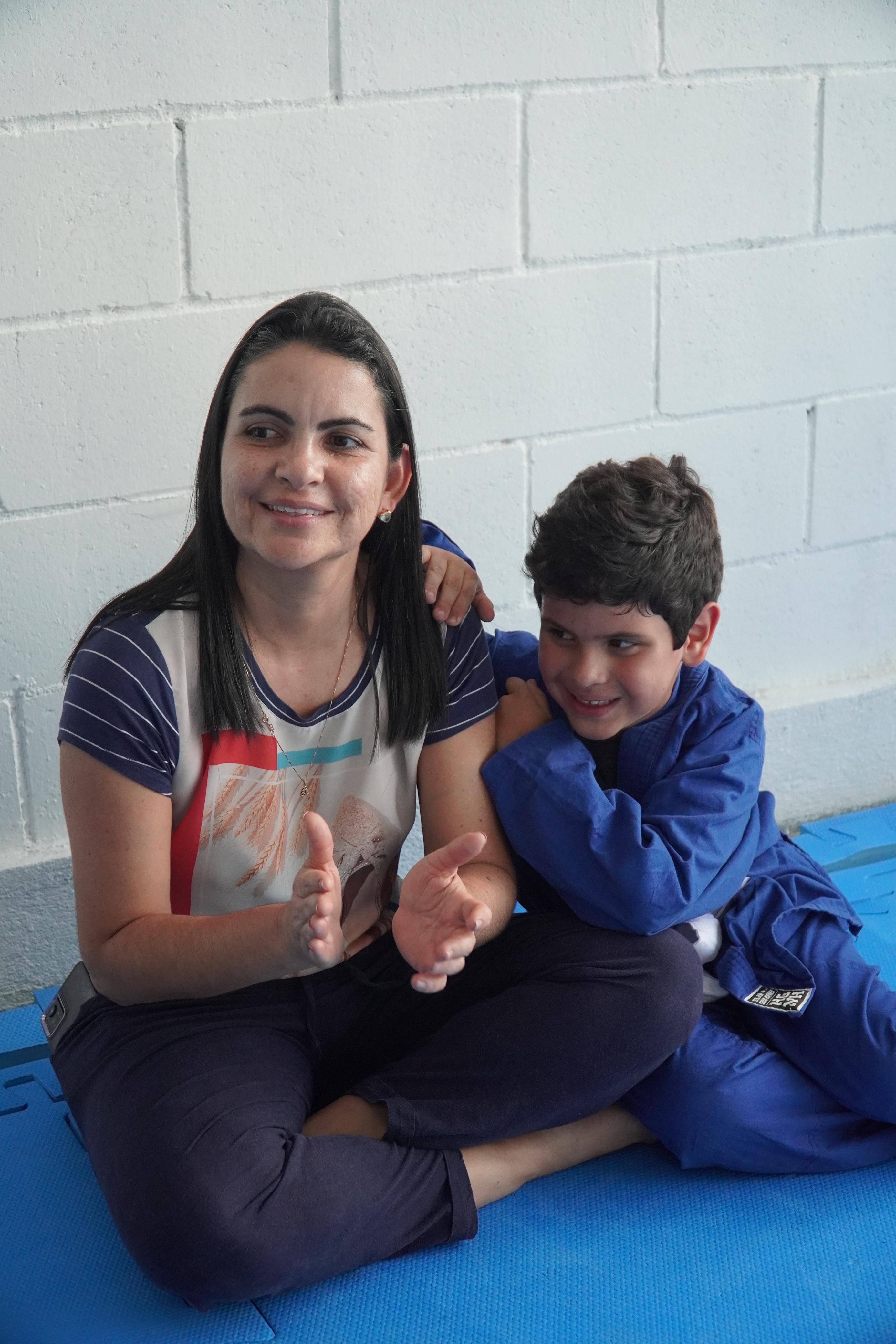 Mãe e filho sentados no tatame da Gracie Barra Caruaru — família no jiu-jitsu